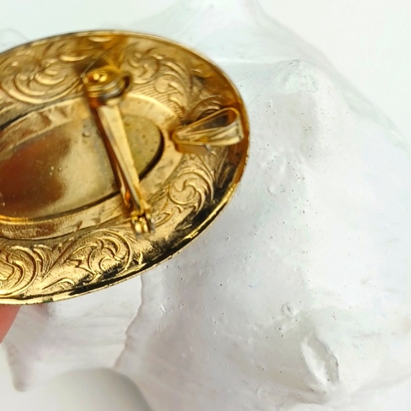 Vintage Style Vibrant Green Etched Gold-Tone Brooch & Pendant - Picture 4 of 6